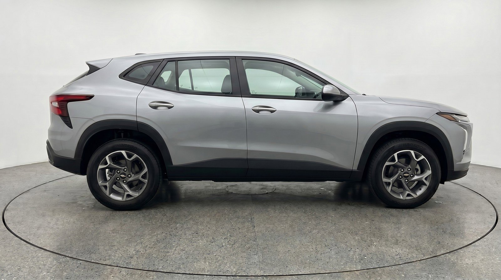 Used 2025 Chevrolet Trax LT FWD image 11