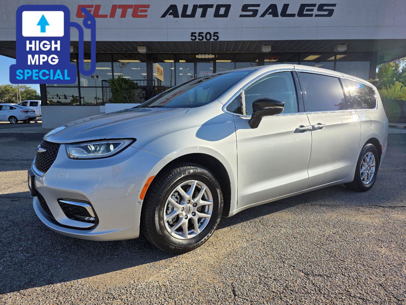 Used 2024 Chrysler Pacifica Touring-L FWD image 1