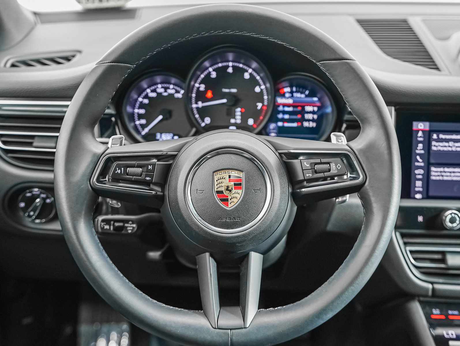 Certified 2023 Porsche Macan AWD/4WD image 17