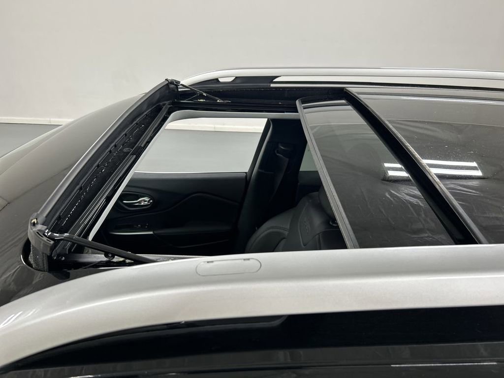 Used 2021 Jeep Cherokee Limited AWD/4WD image 19