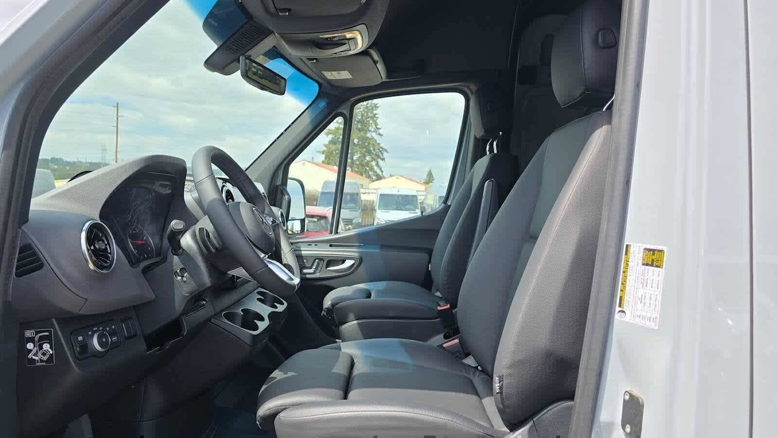 Used 2025 Mercedes-Benz Sprinter 2500 image 23