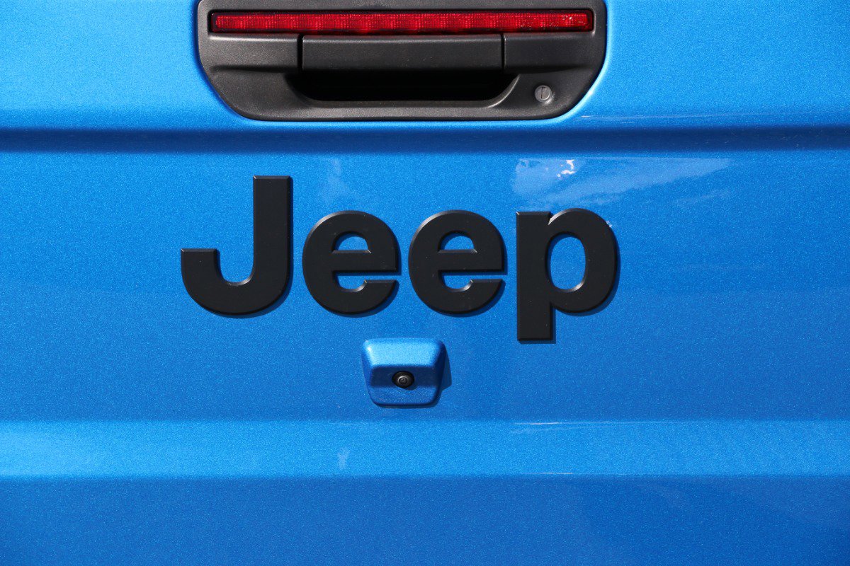 Used 2025 Jeep Gladiator Sport image 5