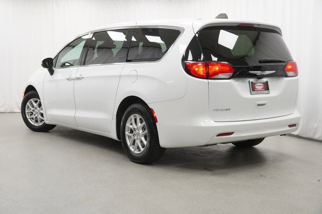 Used 2023 Chrysler Voyager LX image 13