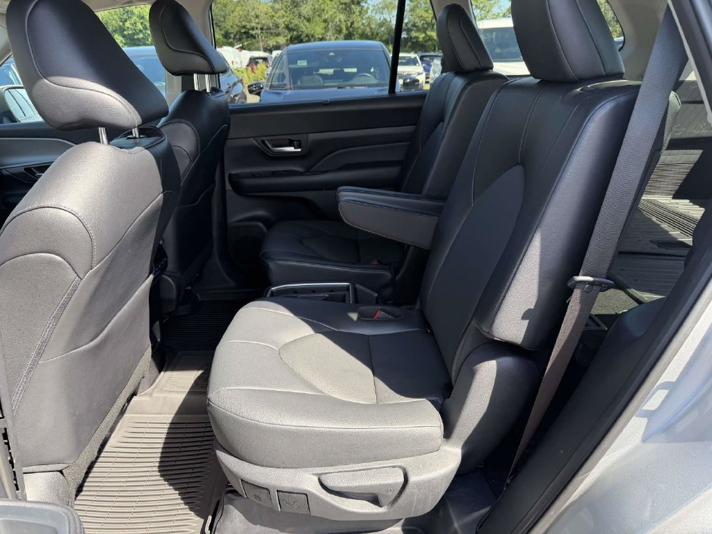 Used 2025 Toyota Grand Highlander AWD image 18