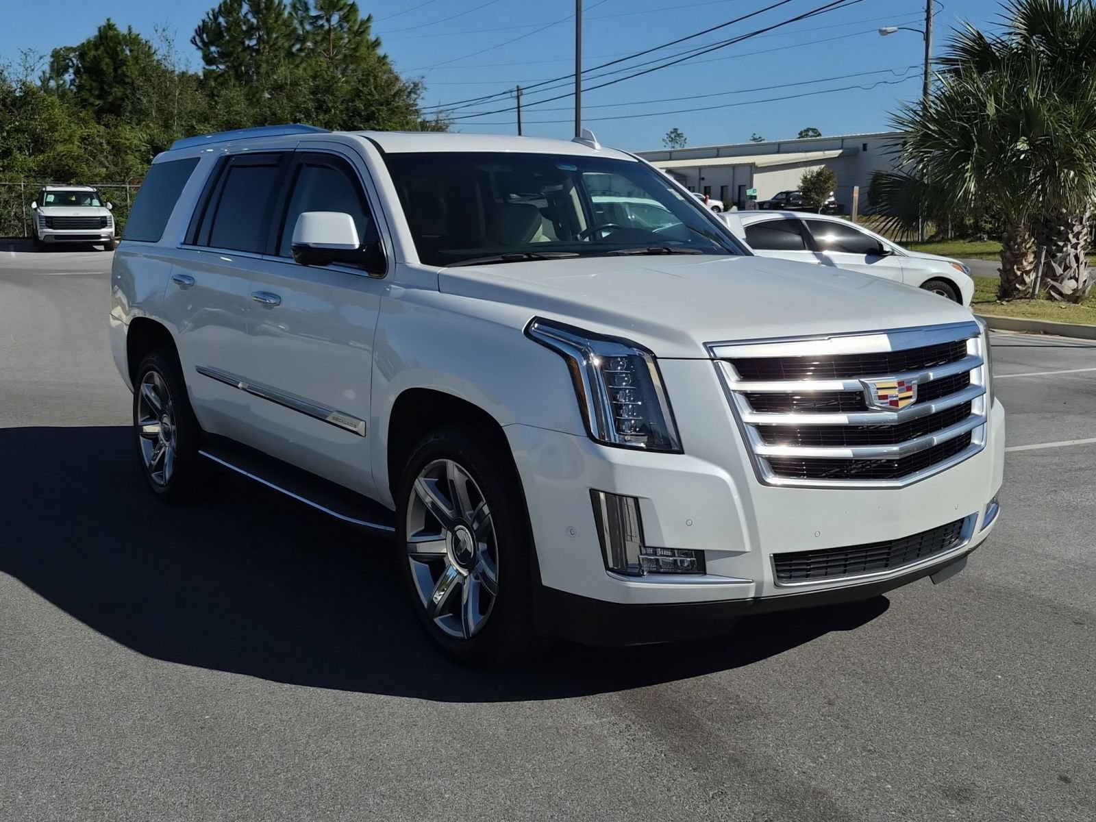 Used 2018 Cadillac Escalade Luxury RWD image 3