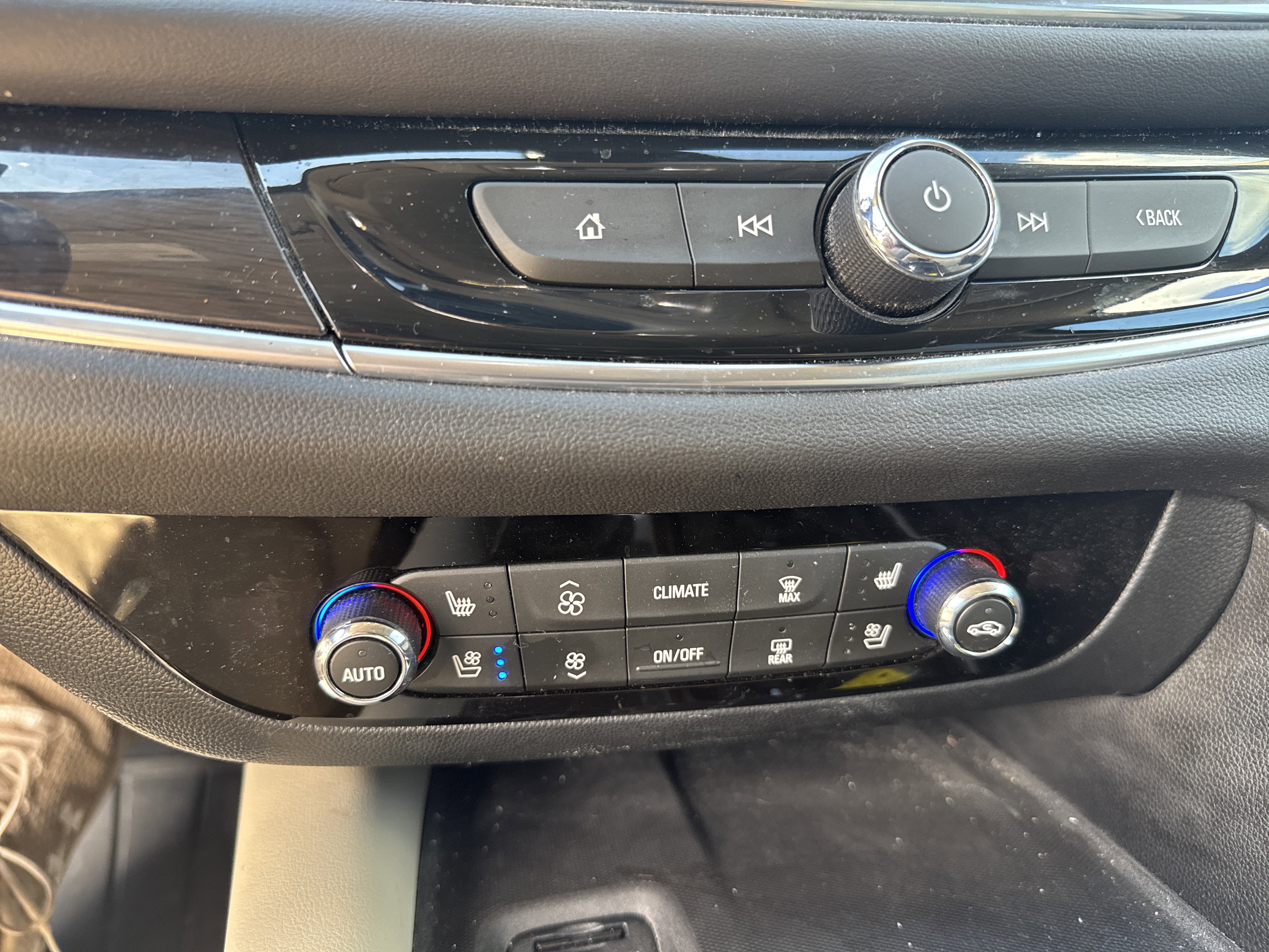 Used 2020 Buick Enclave Premium w/ Sun and Sites Package image 29