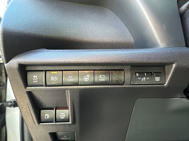 Used 2025 Toyota Sienna Platinum image 32