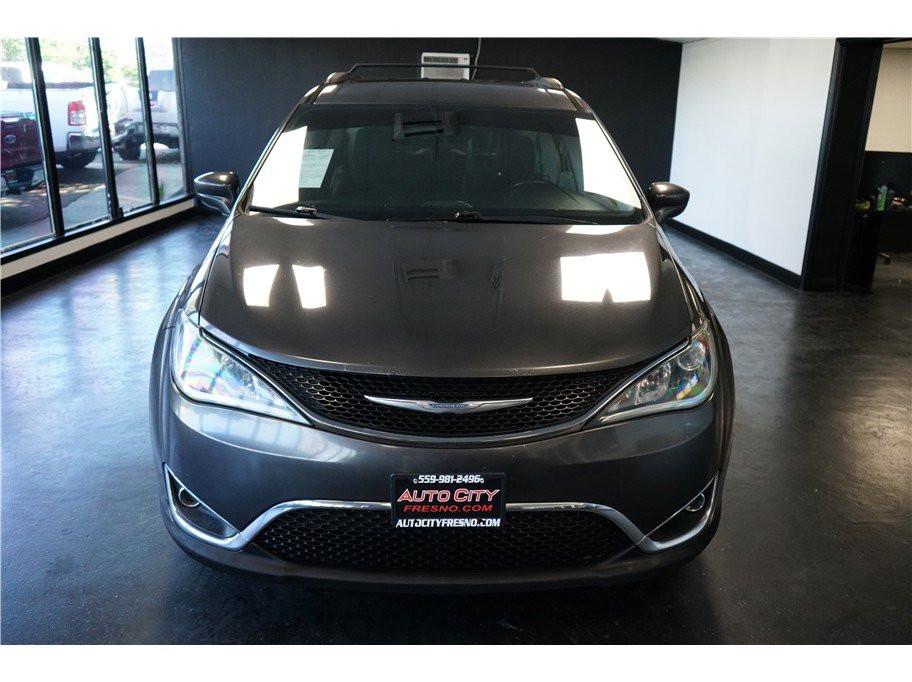 Used 2017 Chrysler Pacifica Touring-L image 2