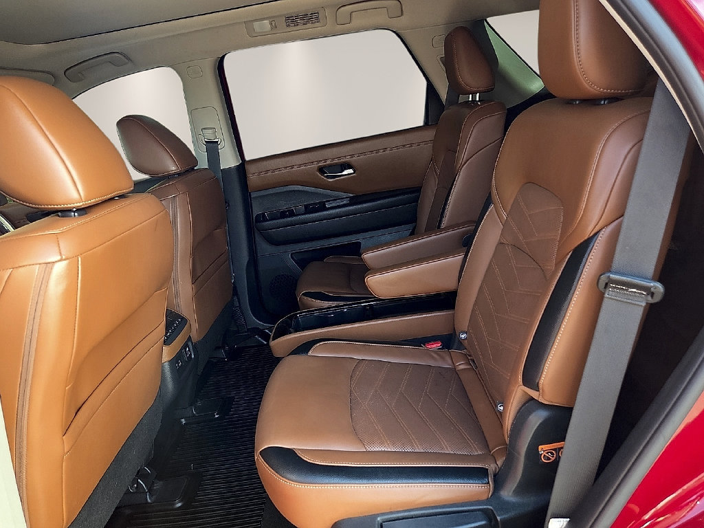 Used 2023 Nissan Pathfinder Platinum AWD/4WD image 13