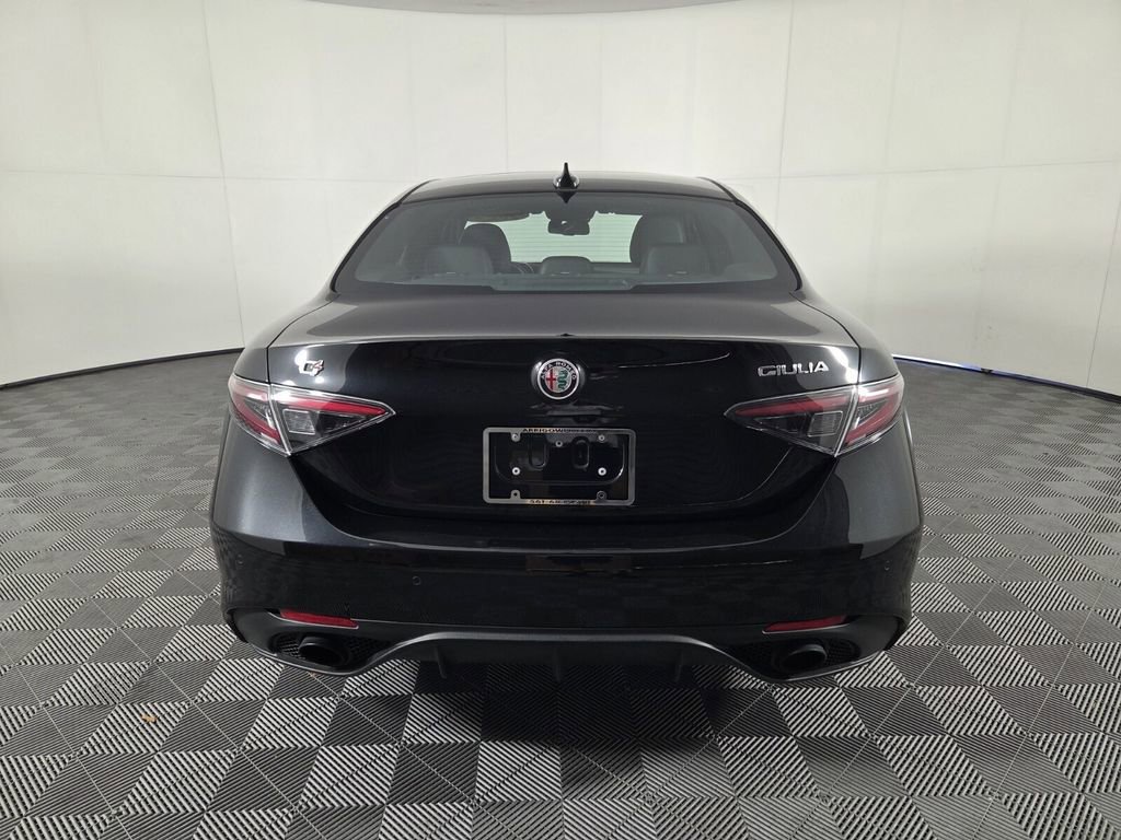 Used 2024 Alfa Romeo Giulia Veloce image 9