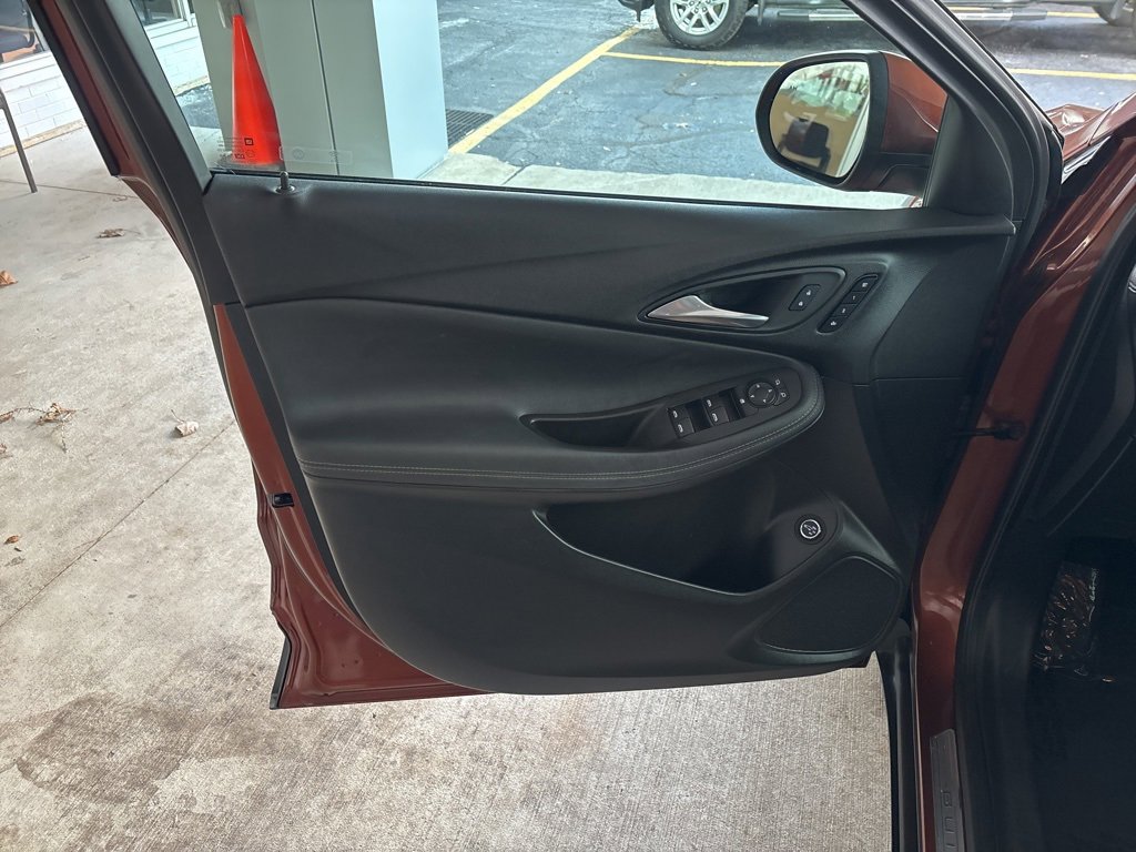 Used 2020 Buick Encore GX Essence image 6