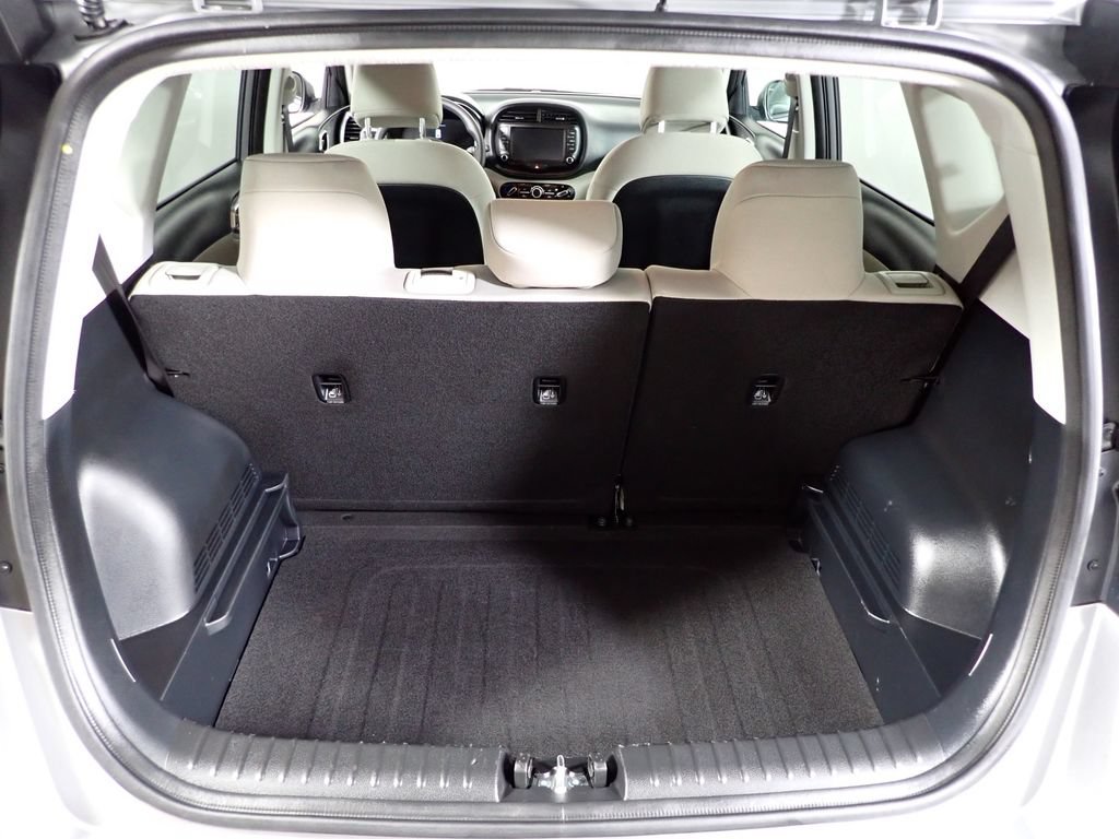 Used 2025 Kia Soul LX w/ LX Technology Package FWD image 17