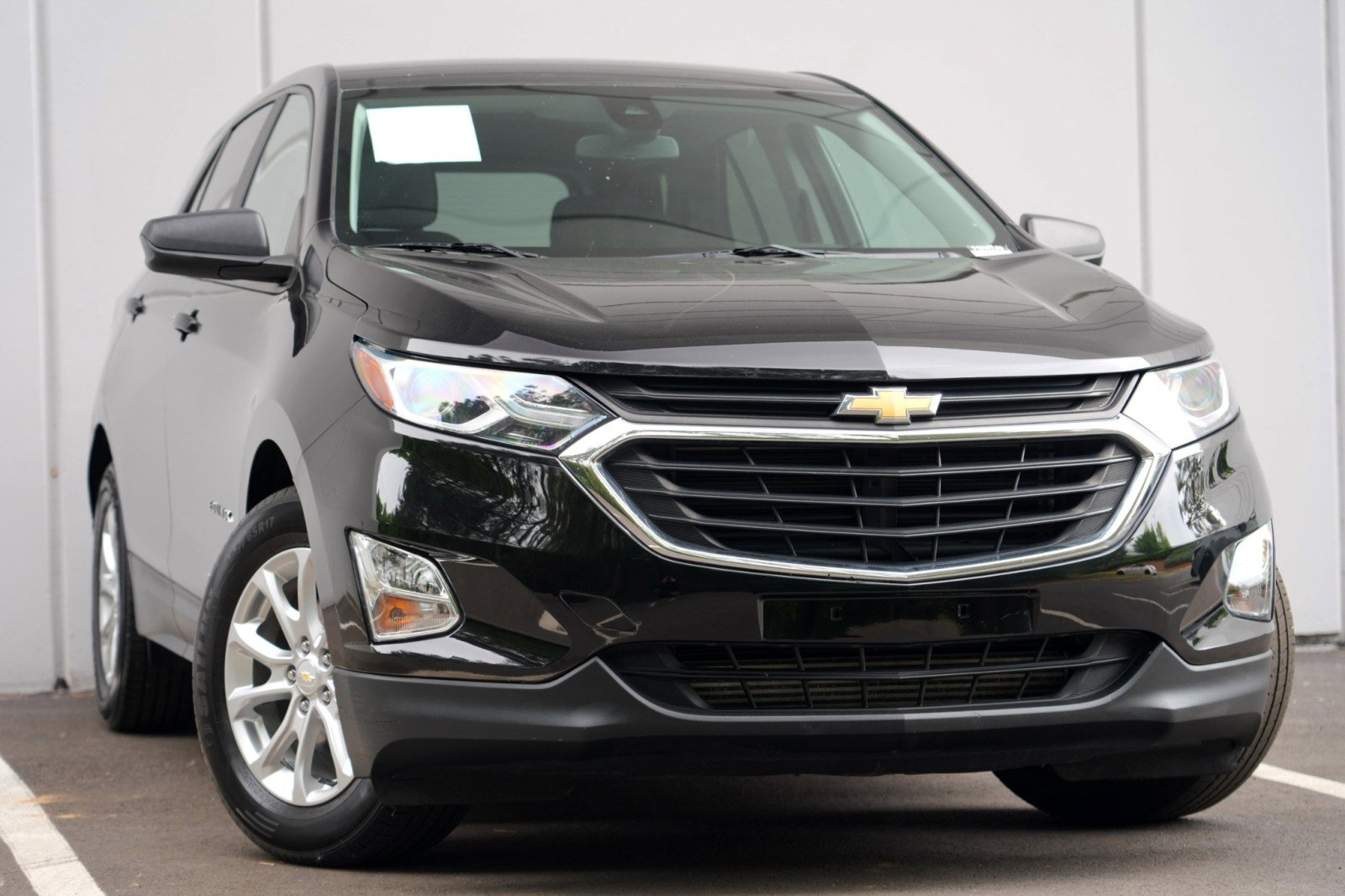 Used 2020 Chevrolet Equinox LS w/ LS Convenience Package FWD image 2
