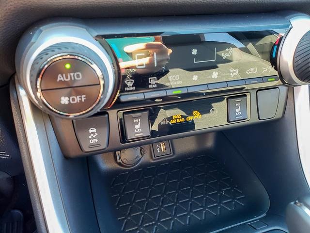 Used 2024 Toyota RAV4 SE image 16