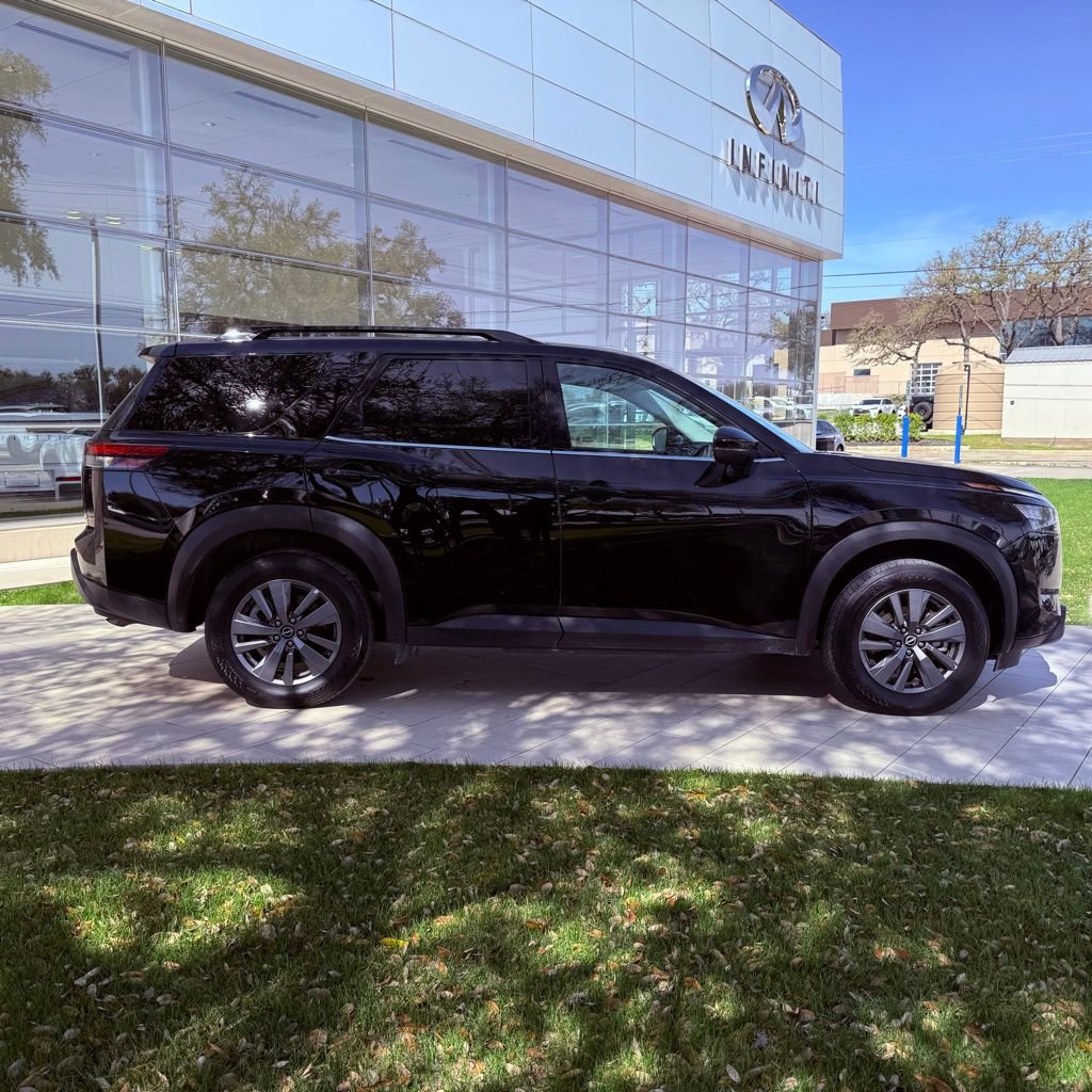 Used 2025 Nissan Pathfinder SV FWD image 5