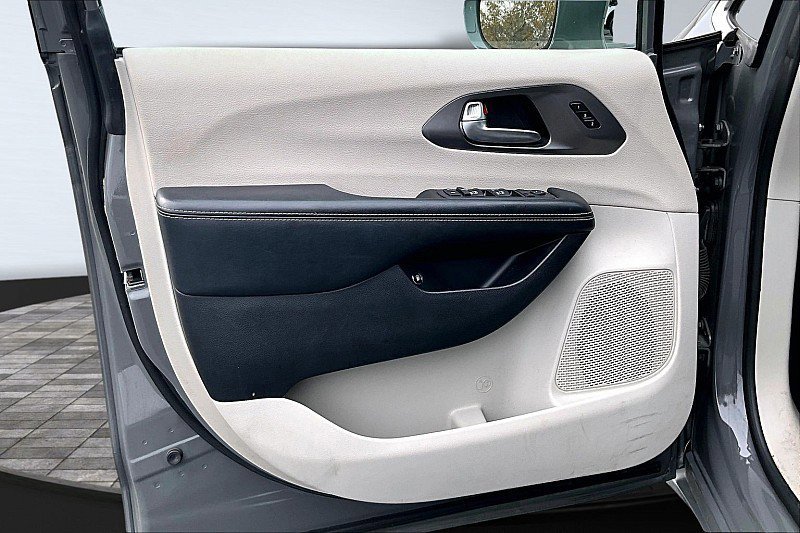 Used 2022 Chrysler Pacifica Touring-L w/ Uconnect Theater Family Group image 23