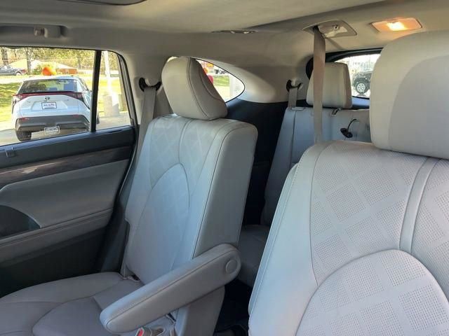 Used 2025 Toyota Highlander Platinum image 25