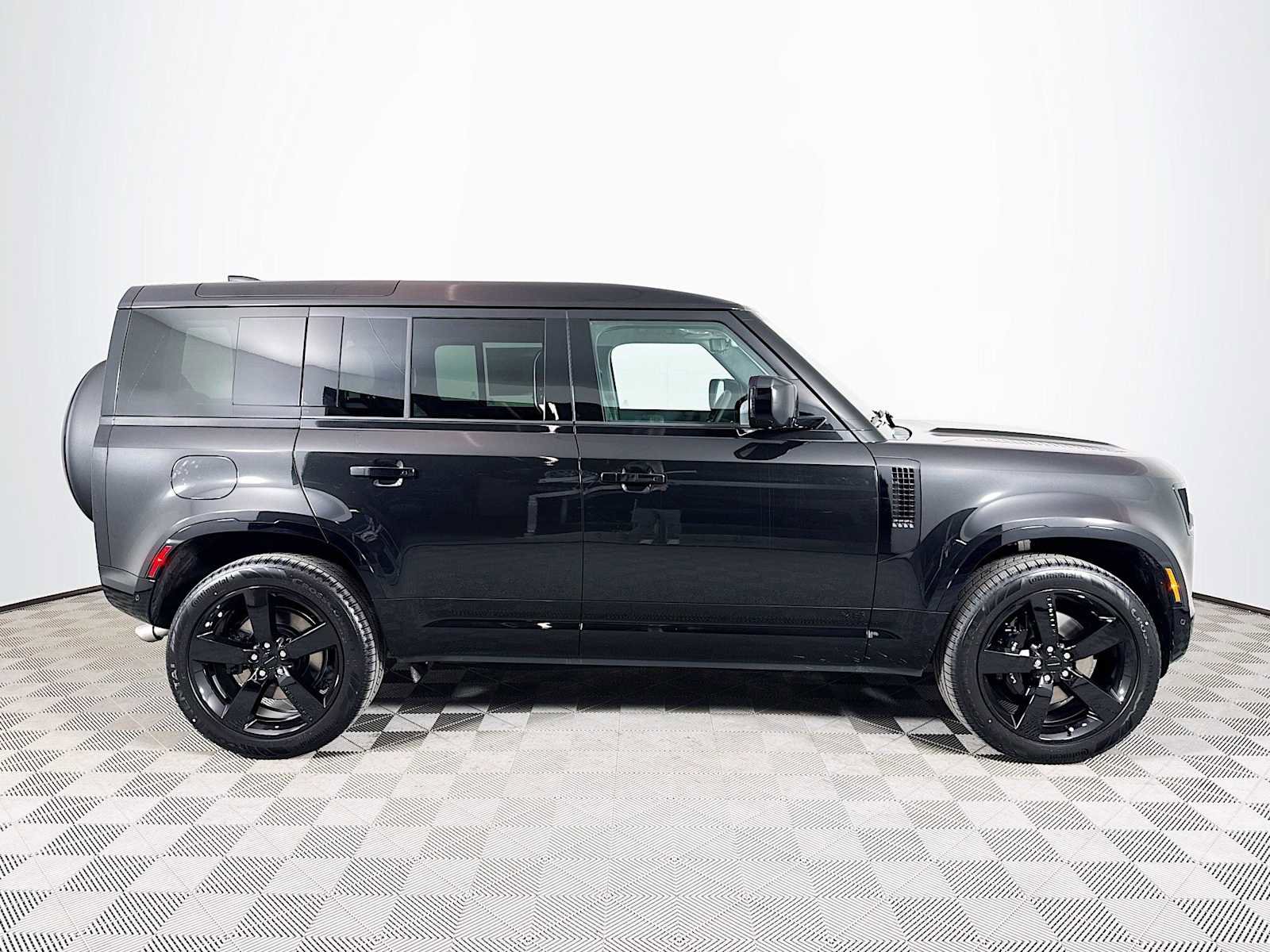 New 2026 Land Rover Defender 110 V8 AWD/4WD image 4