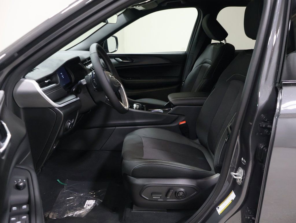 New 2025 Jeep Grand Cherokee Laredo w/ Luxury Tech Group I image 8