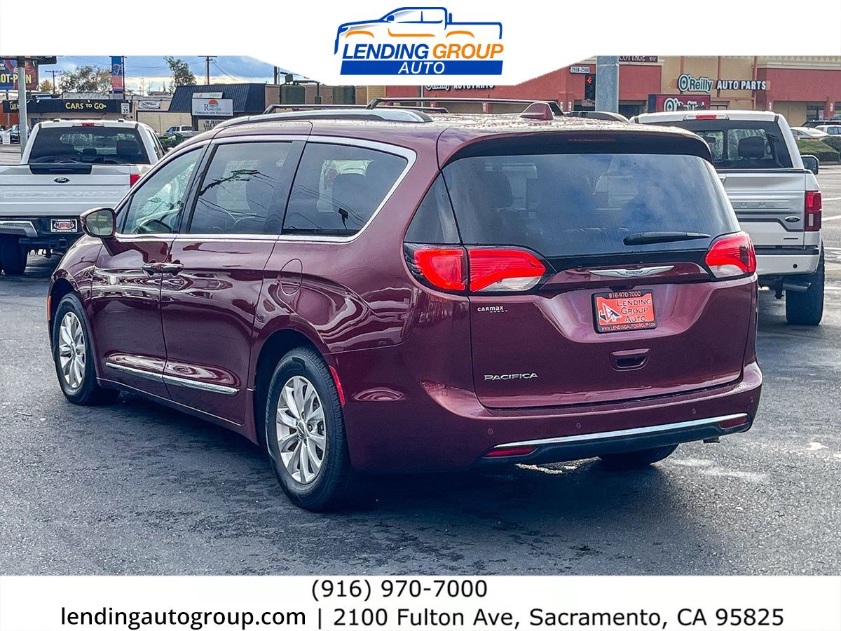 Used 2018 Chrysler Pacifica Touring-L image 2