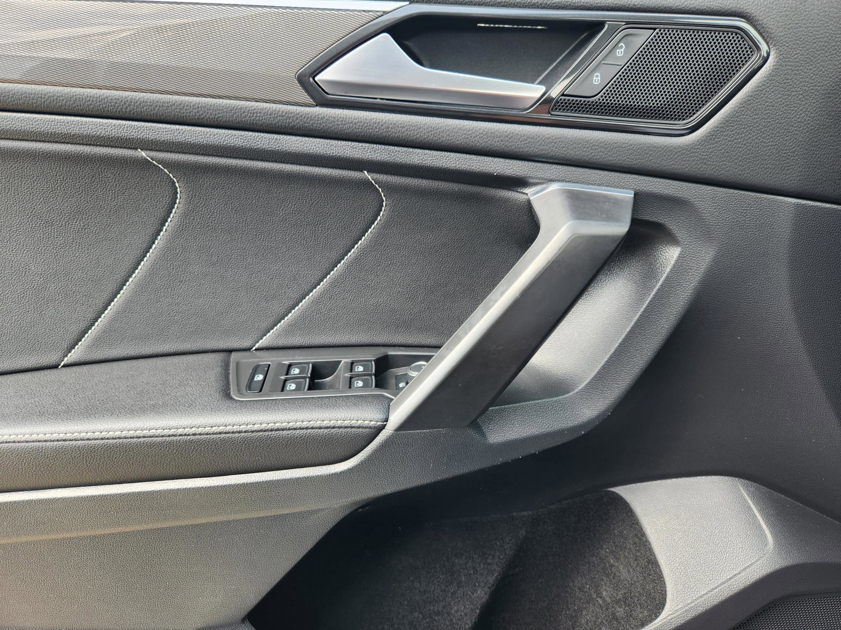 Used 2022 Volkswagen Tiguan SE R-Line image 16