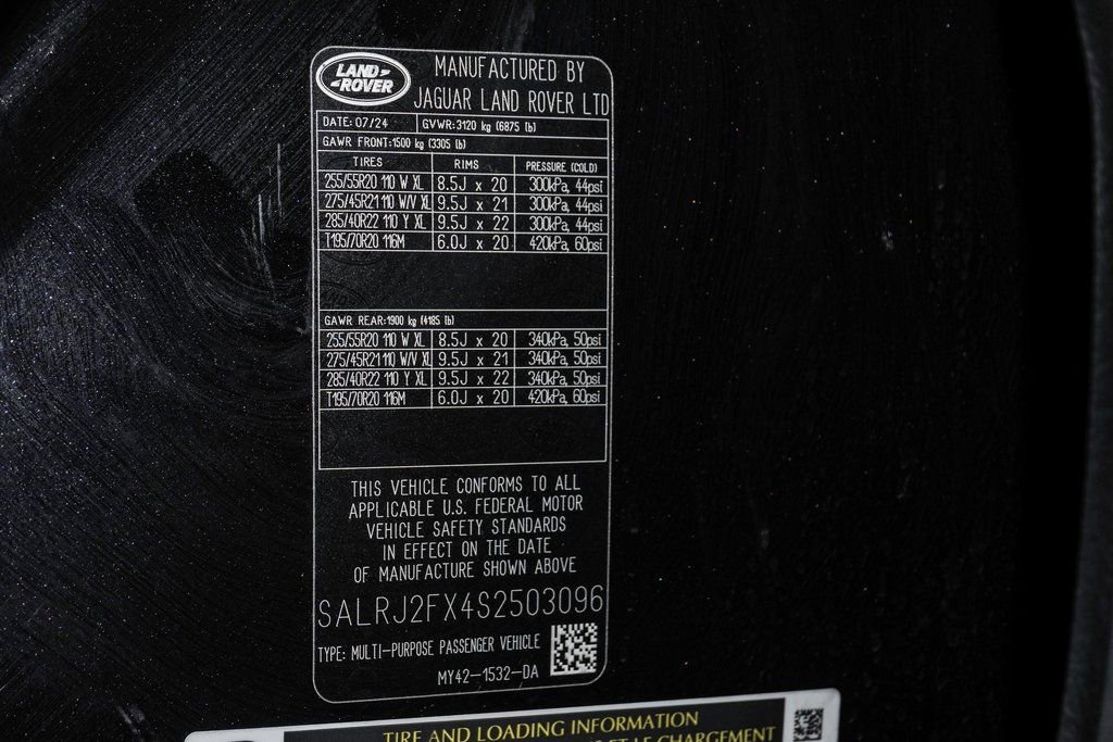 Used 2025 Land Rover Discovery S image 32