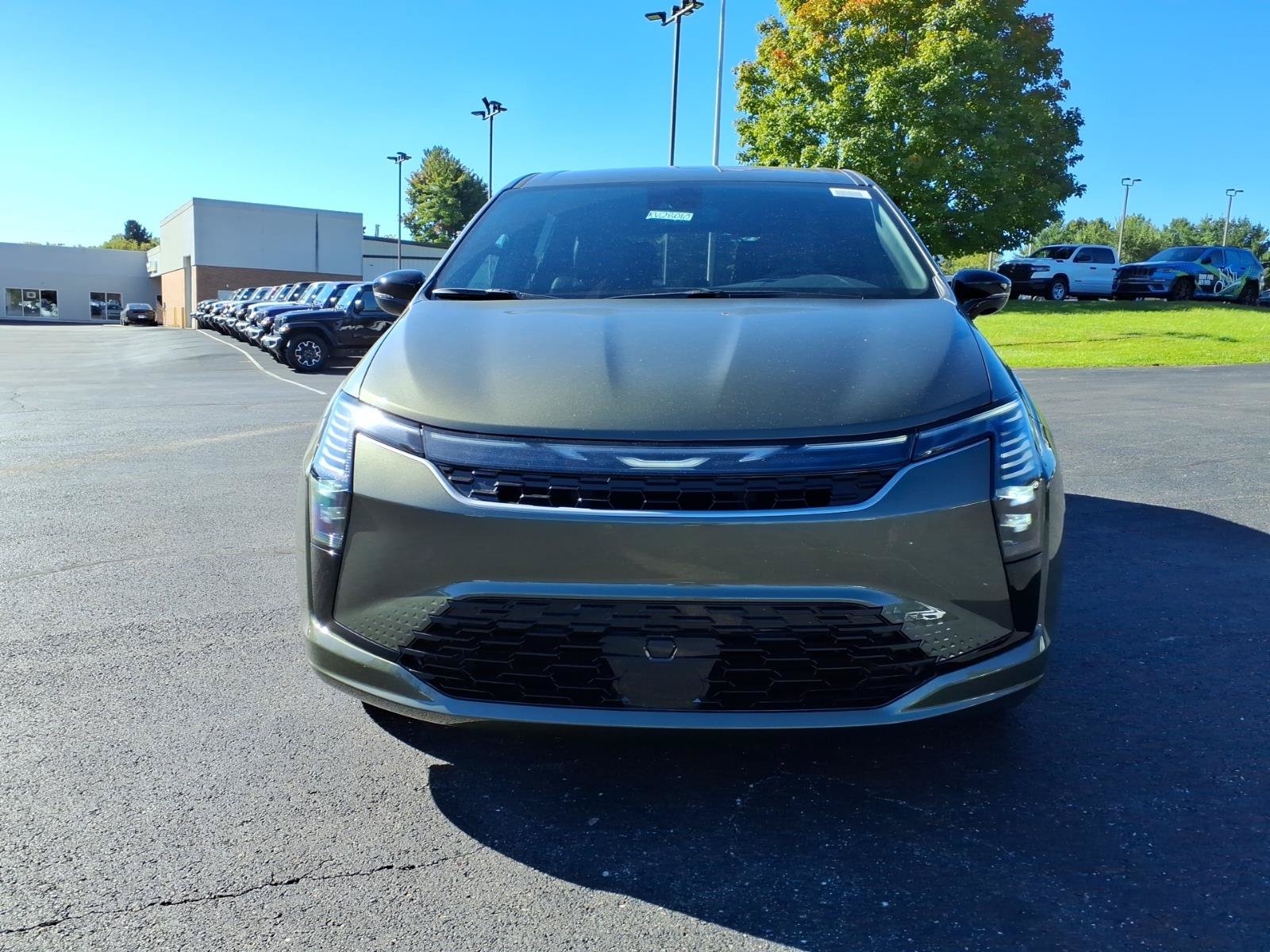 New 2027 Chrysler Pacifica Select AWD/4WD image 2
