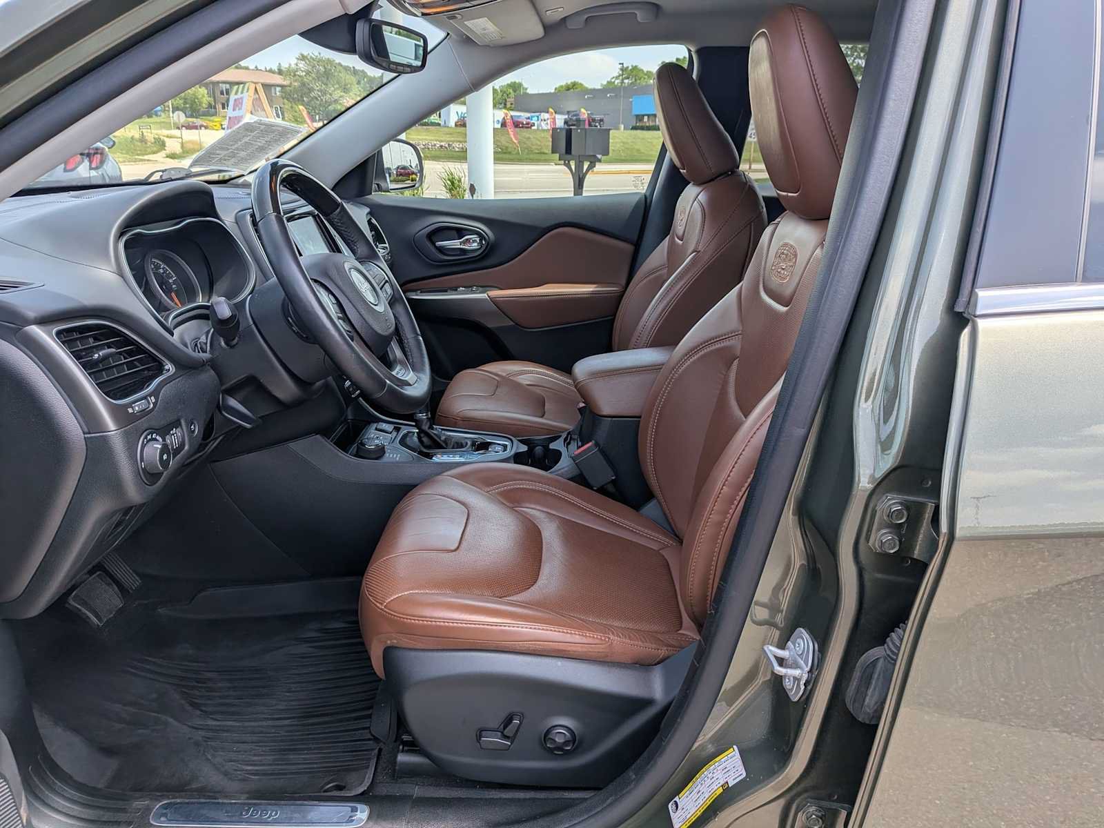Used 2019 Jeep Cherokee Overland w/ Technology Group AWD/4WD image 14