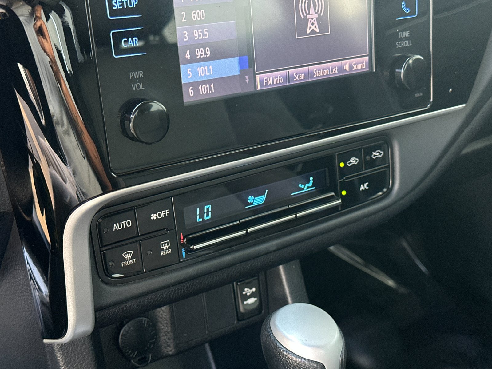 Used 2017 Toyota Corolla LE FWD image 17