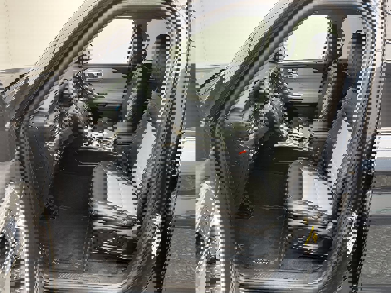 Used 2023 Ford Explorer XLT w/ Equipment Group 202A image 3