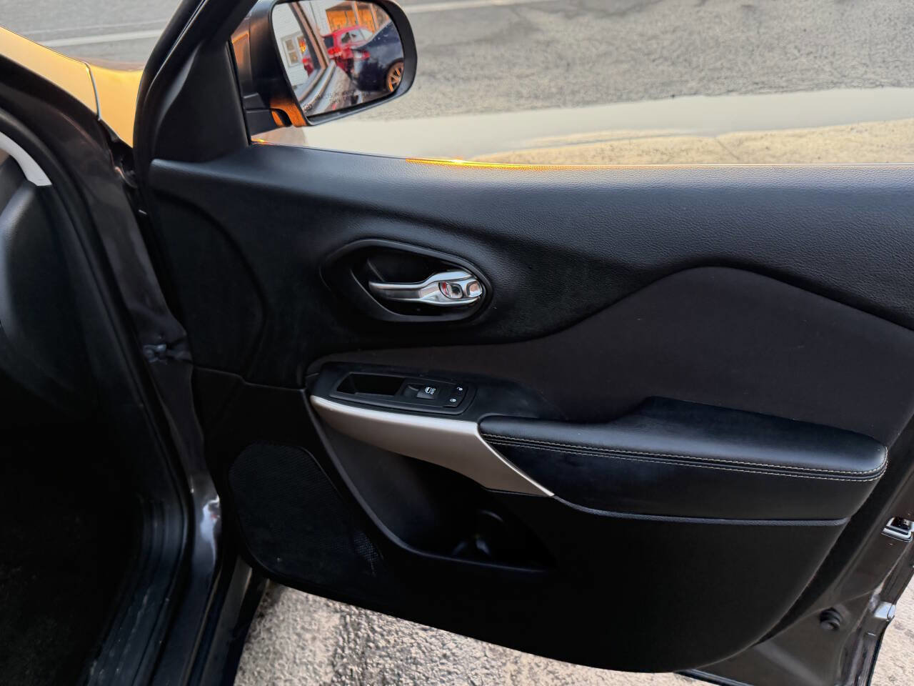 Used 2017 Jeep Cherokee Latitude w/ Comfort/Convenience Group image 19