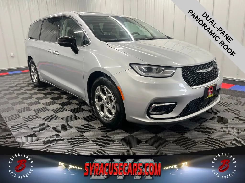 Used 2024 Chrysler Pacifica Limited image 1