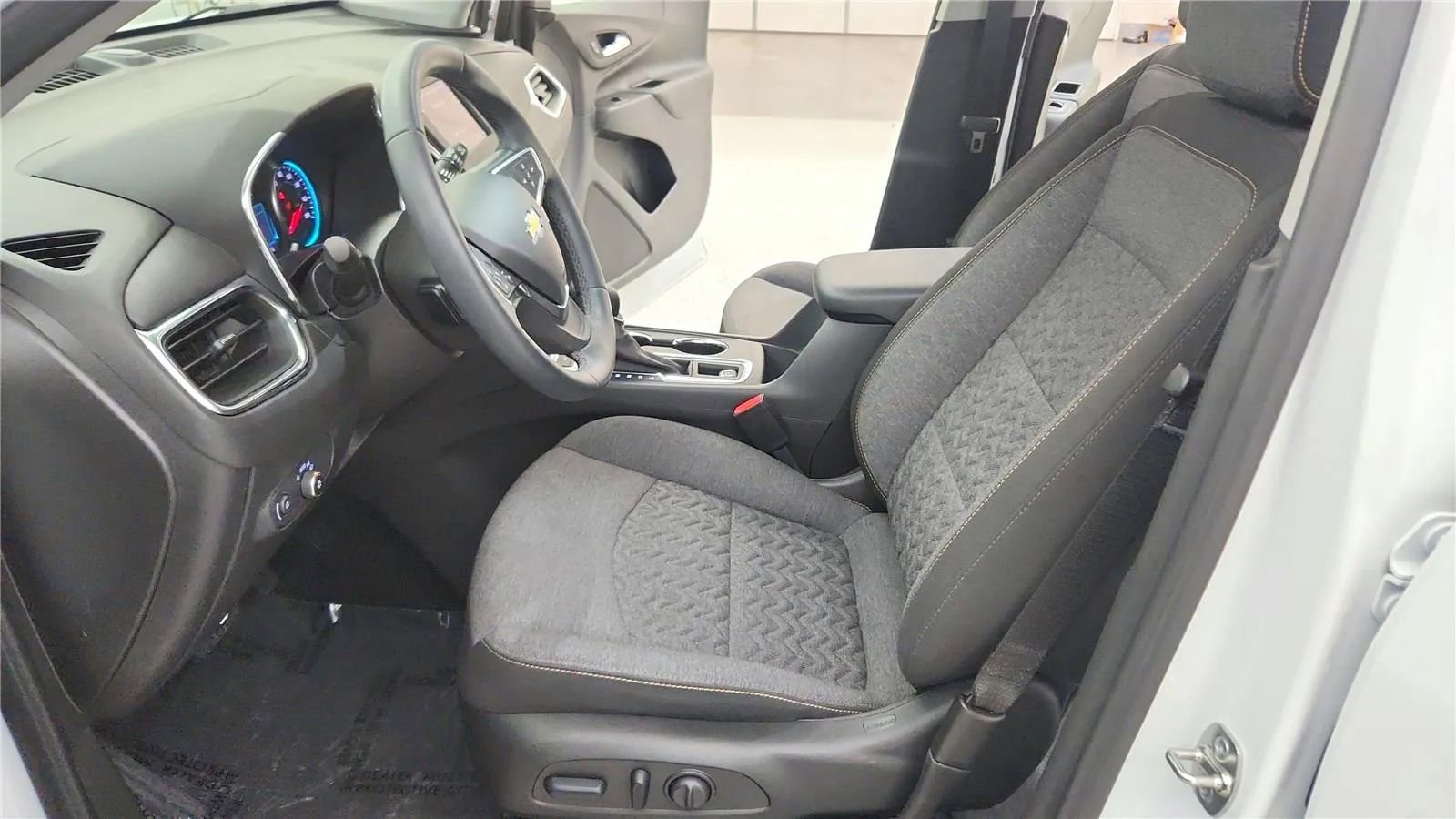 Used 2024 Chevrolet Equinox LT AWD/4WD image 23