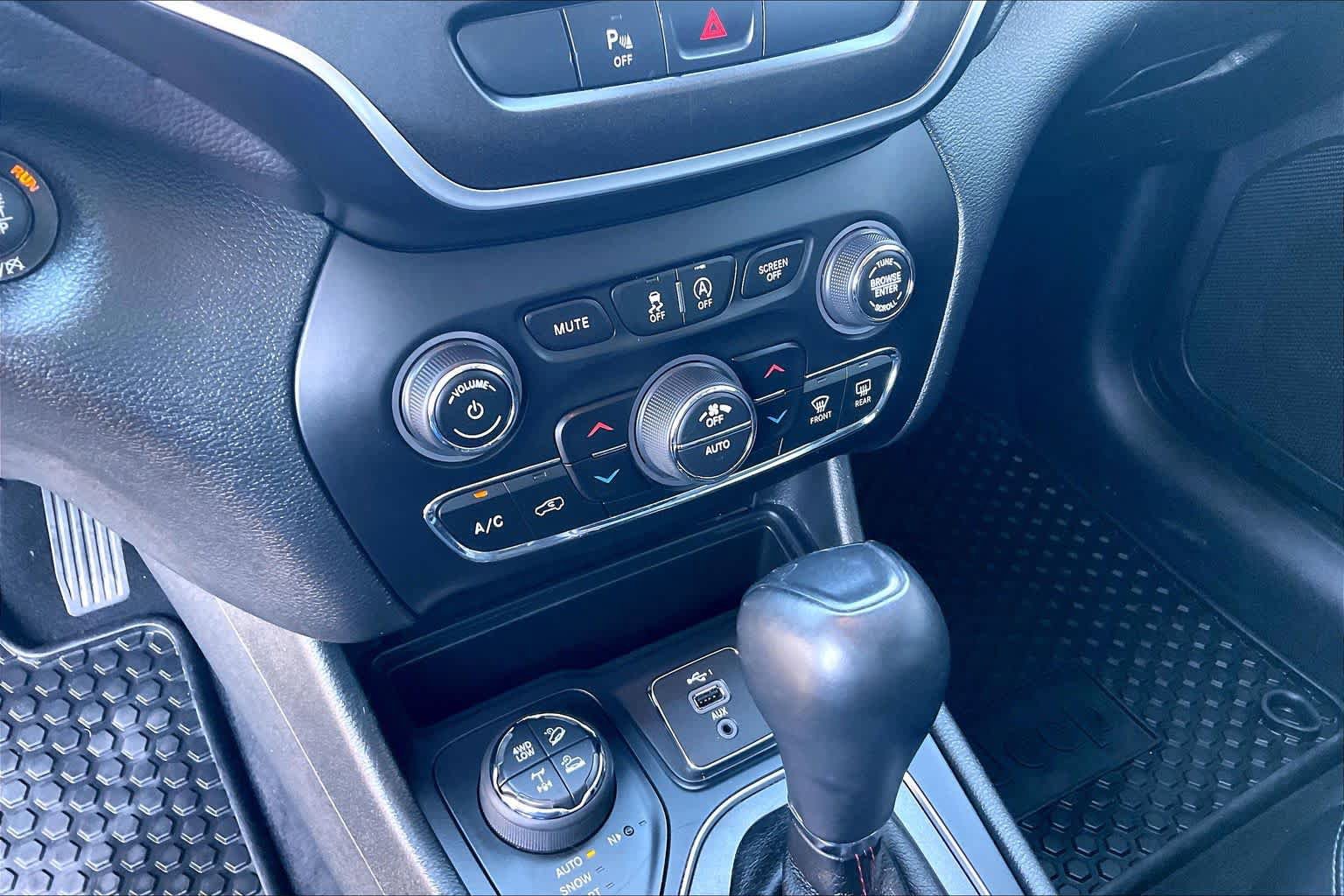 Used 2019 Jeep Cherokee Trailhawk image 33