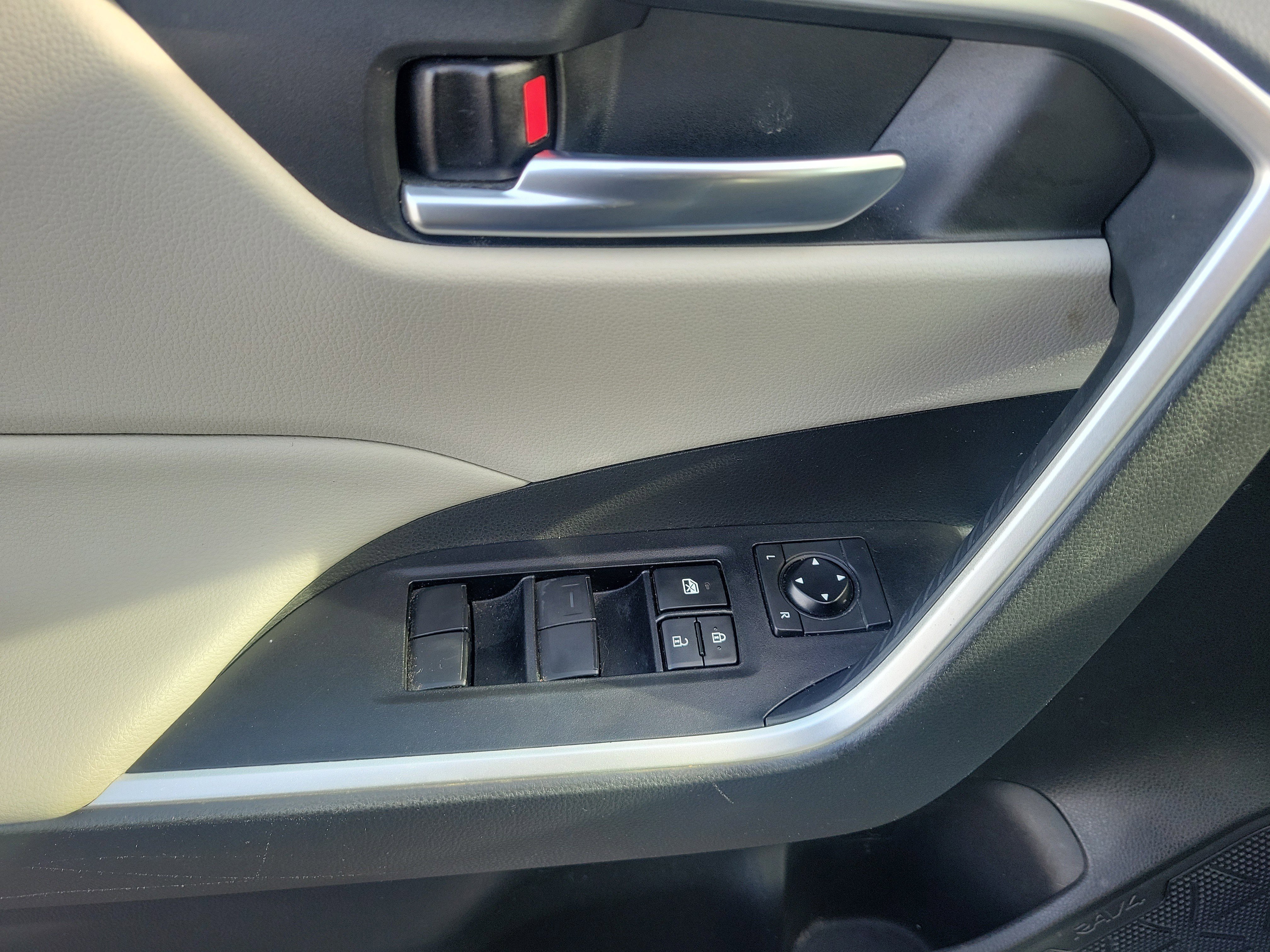 Used 2021 Toyota RAV4 XLE image 16