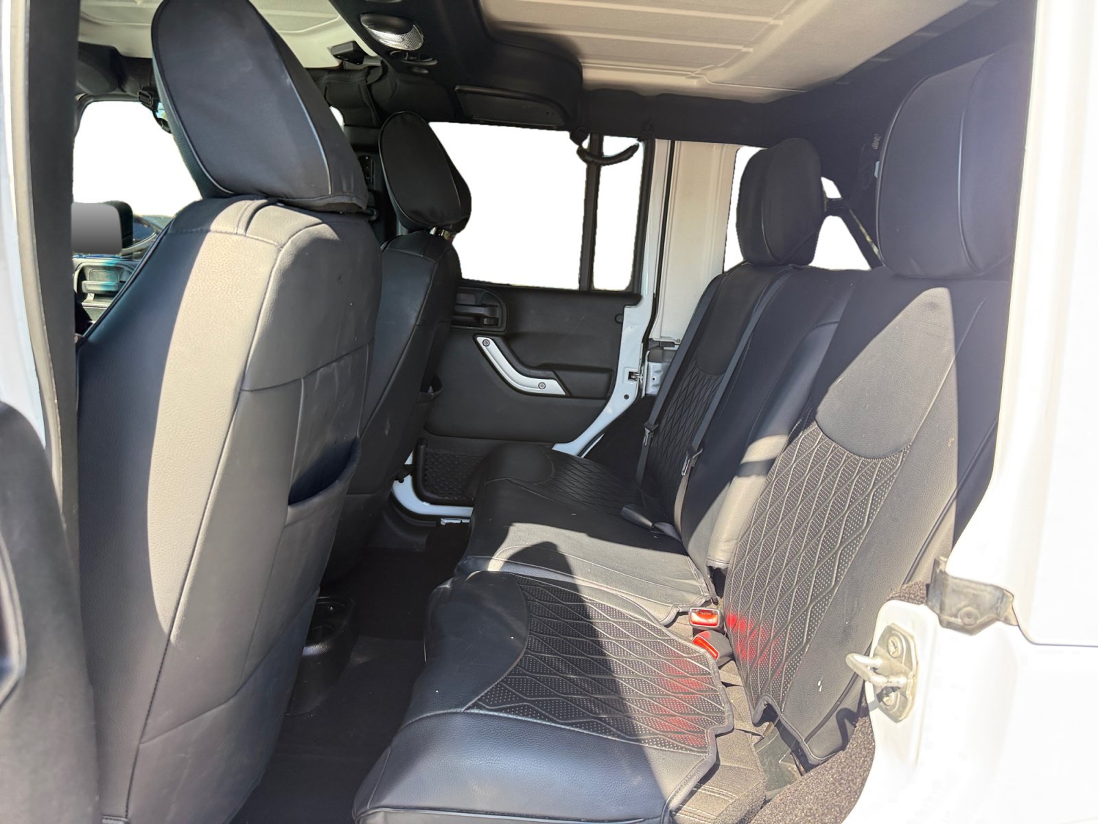 Used 2017 Jeep Wrangler Unlimited Sahara w/ Connectivity Group AWD/4WD image 16