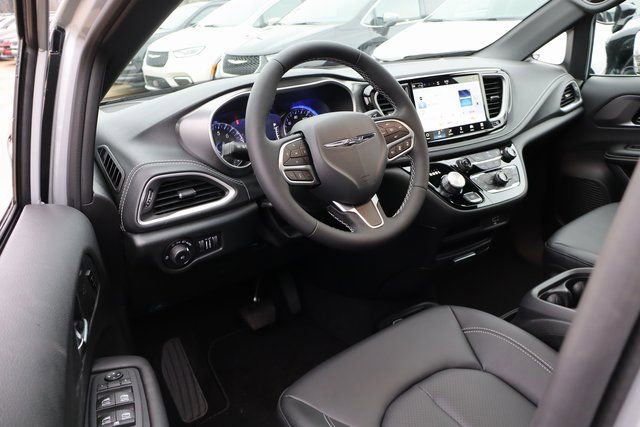 New 2026 Chrysler Pacifica Select FWD image 12
