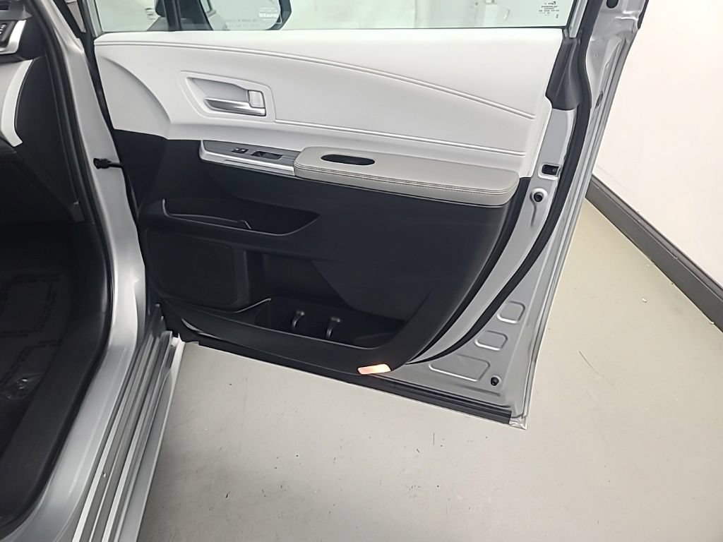 Used 2025 Toyota Sienna XLE FWD image 13