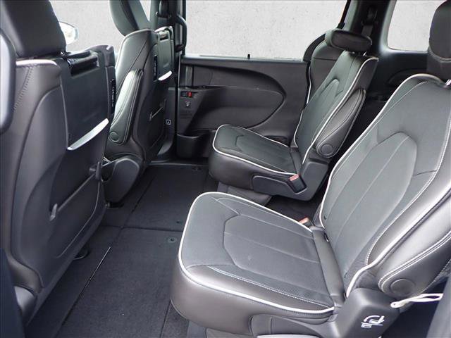 New 2026 Chrysler Pacifica Limited w/ Uconnect Theater Family Group image 10