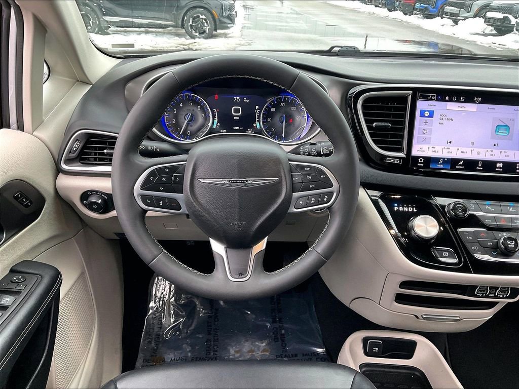 Used 2024 Chrysler Pacifica Touring-L image 17