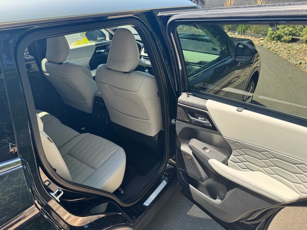 Used 2025 Mitsubishi Outlander AWD image 14