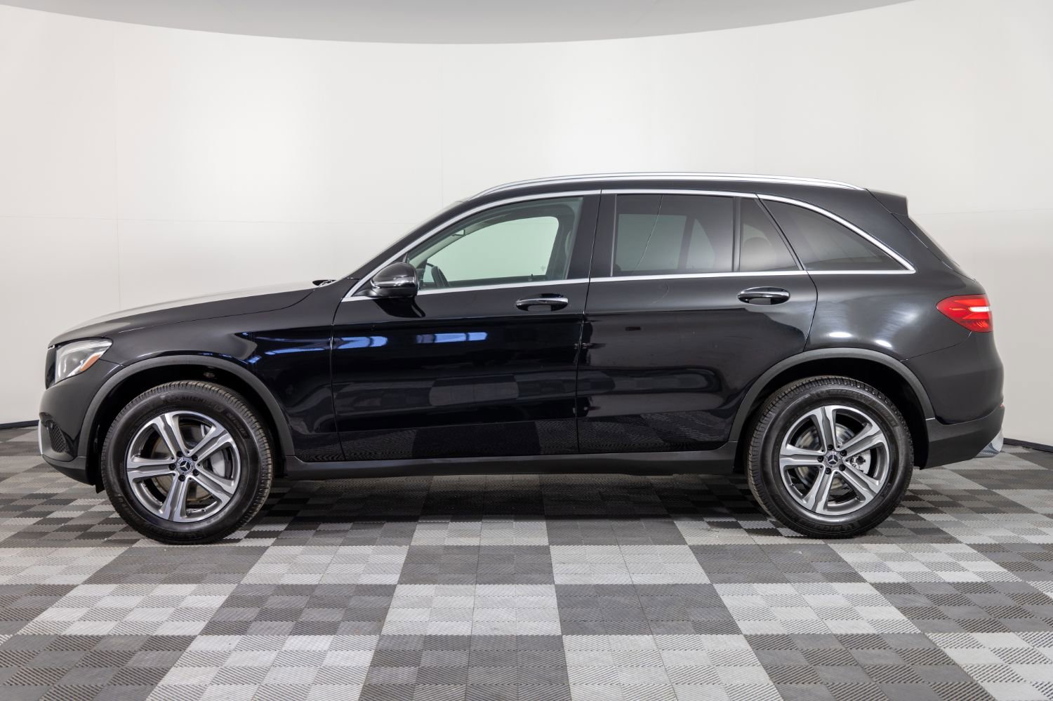 Used 2019 Mercedes-Benz GLC 300 4MATIC w/ Premium Package image 4