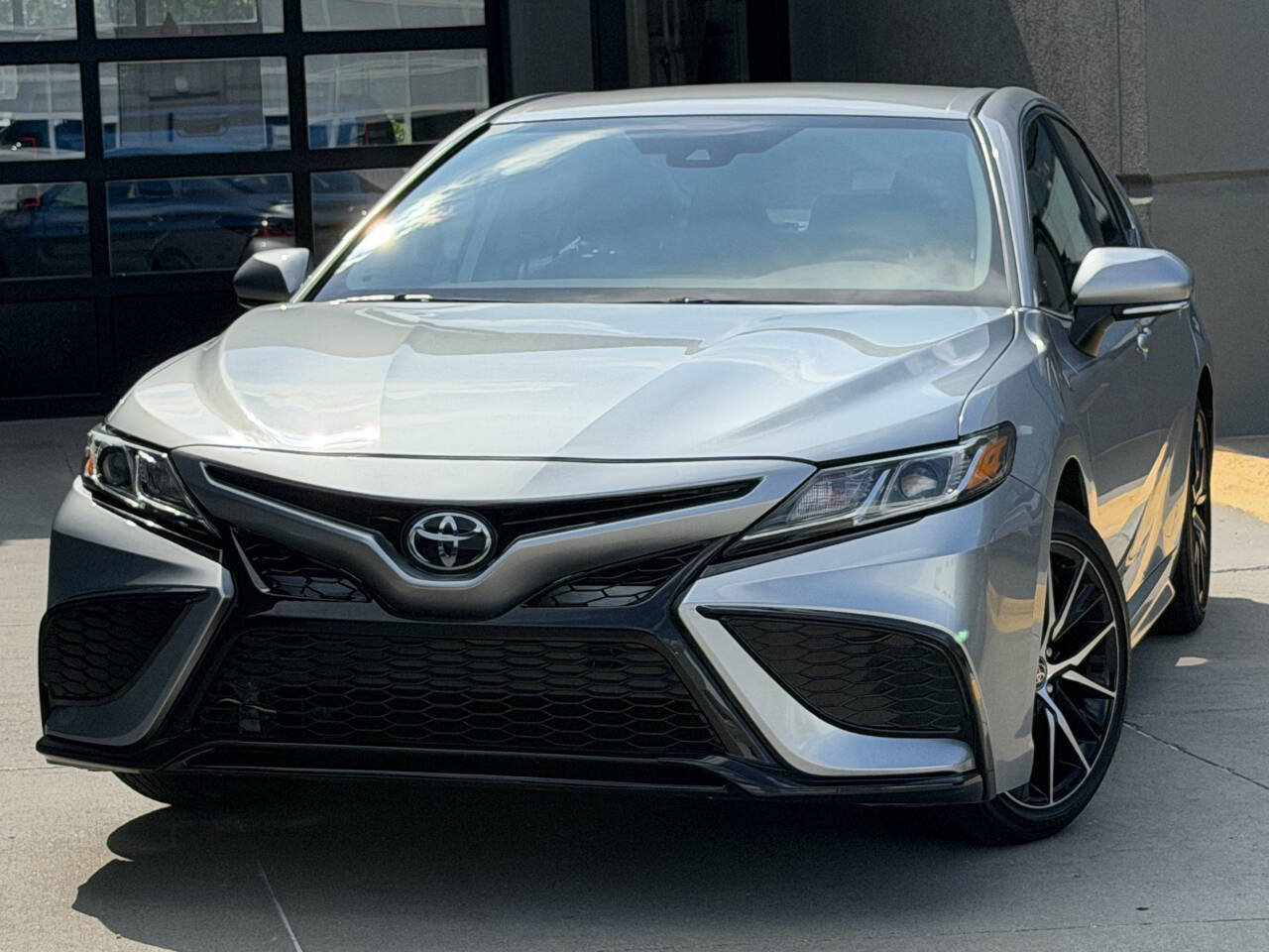 Used 2024 Toyota Camry SE FWD image 3
