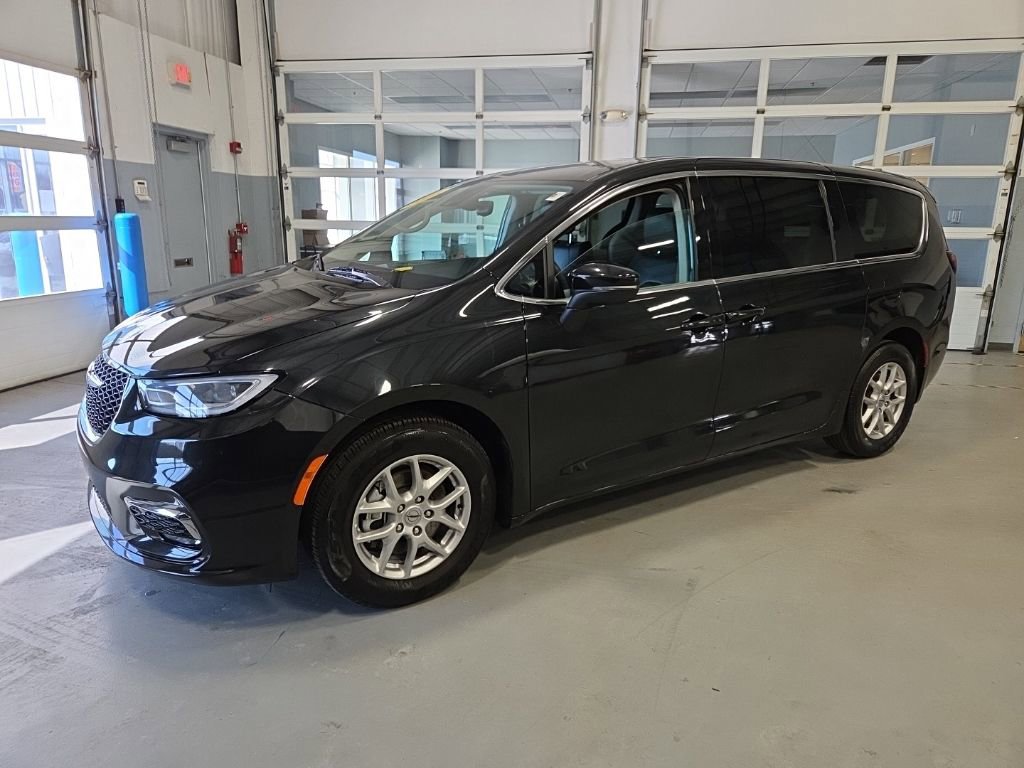 Used 2023 Chrysler Pacifica Touring-L image 3