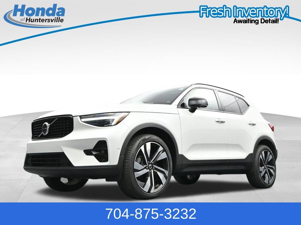 Used 2025 Volvo XC40 B5 Plus AWD/4WD image 35