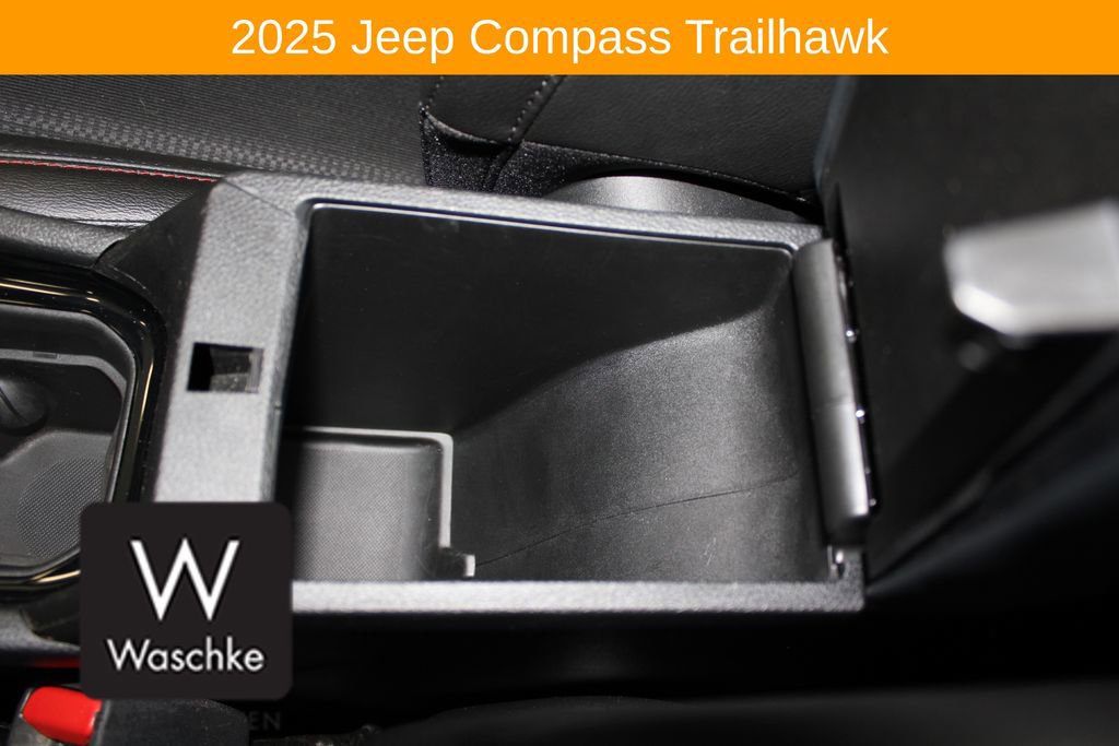 Used 2025 Jeep Compass Trailhawk w/ Trailhawk Convenience Group AWD/4WD image 34