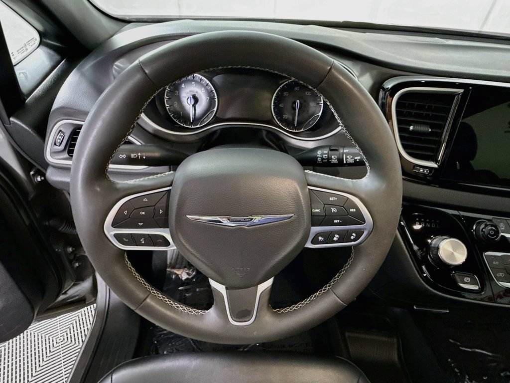 Used 2025 Chrysler Pacifica Select FWD image 21