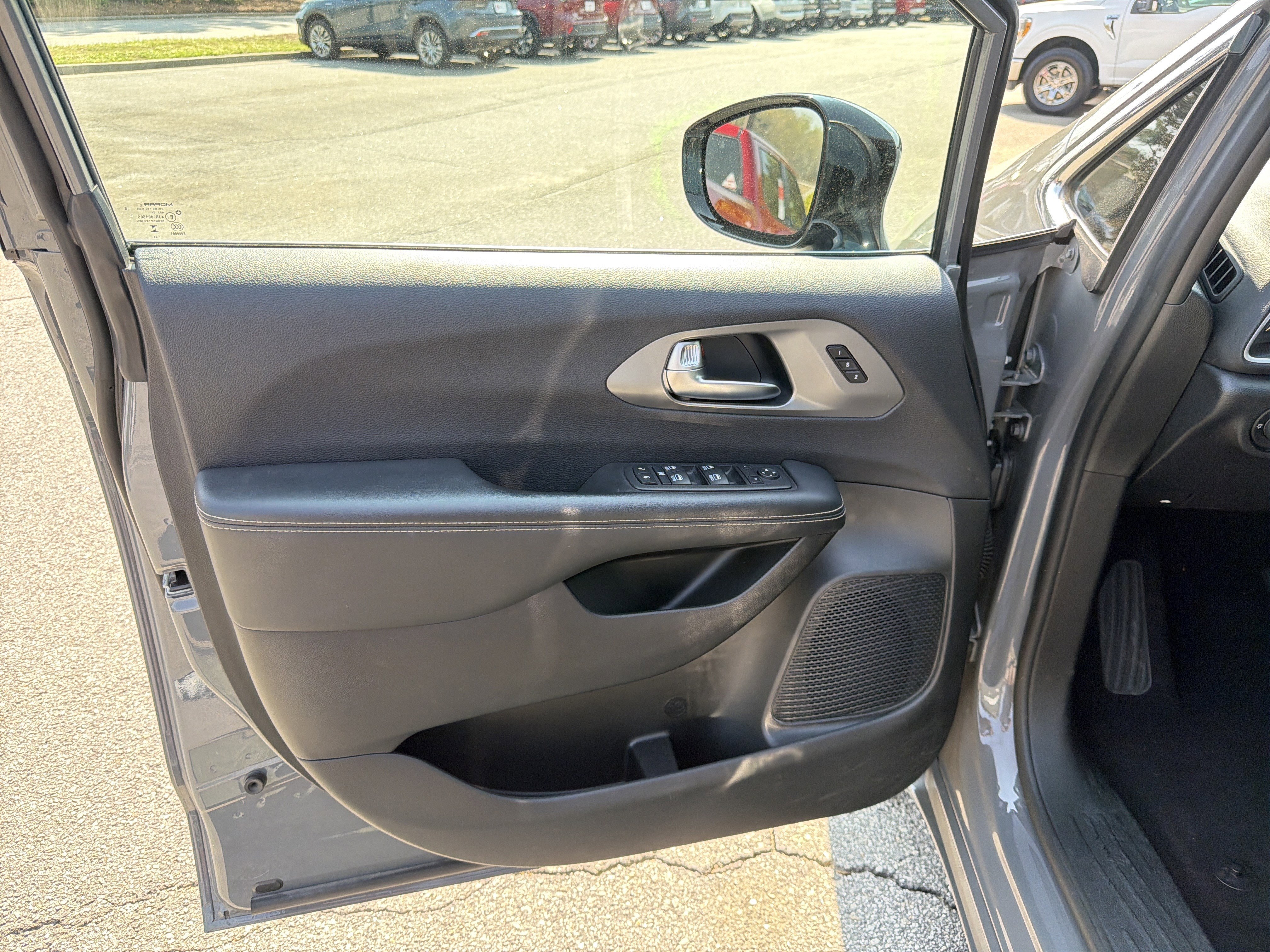 Used 2025 Chrysler Pacifica Select image 21