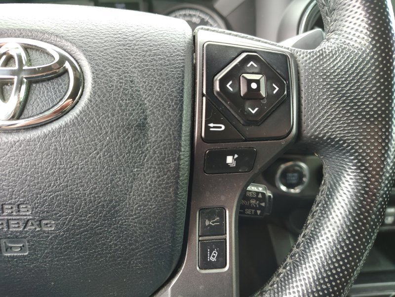 Used 2018 Toyota Tacoma TRD Sport AWD/4WD image 12