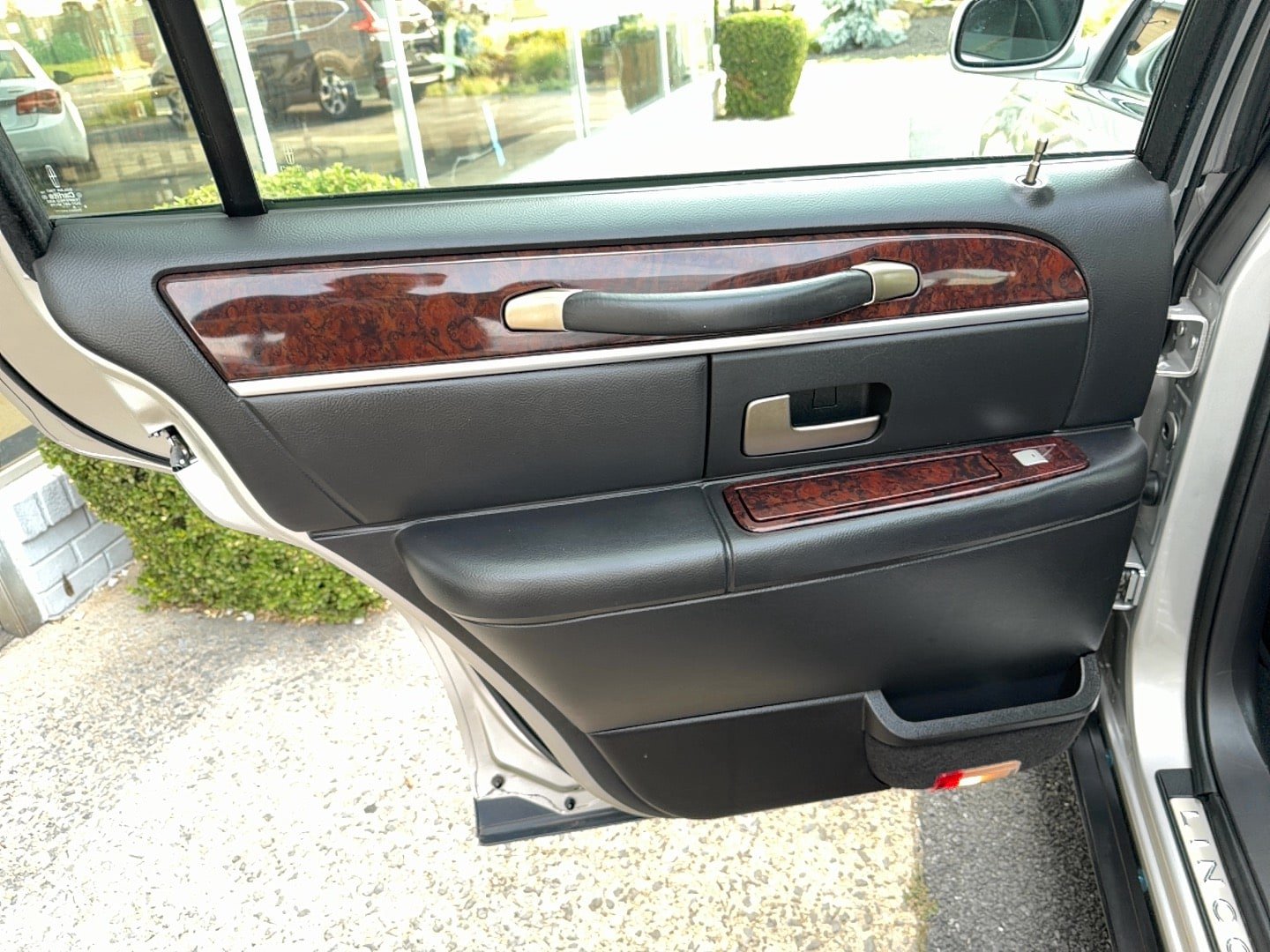 Used 2009 Lincoln Town Car Signature Limited RWD image 14